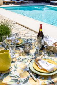 Villas Mas des Olivades - Ferme Provencale - Piscine : photos des chambres