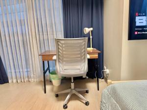 Bright Corner 2BR Suite with Bathtub Uptown BGC