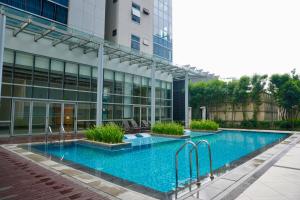 Bright Corner 2BR Suite with Bathtub Uptown BGC