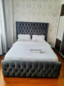 Executive elegantly furnished three bedroom apartment withmodern facilities ,modern swimming pool ,fully equipped gym,children playground and close proximity to major shopping centers and gourmet restaurants