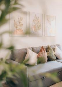 10 Weekly, 25 Monthly Discounts - free private parking