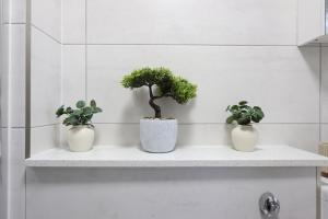 10 off weekly, 20 off Monthly - free parking