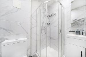 Entire spacious flat with parking Close to Elstree Studios