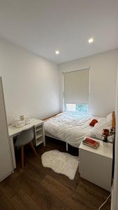 Deluxe Suite w PS5, Balcony, Netflix, Sleeps 6, ideal for relocators and professionals