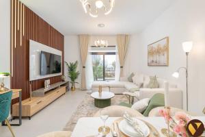 Vogue Vacation Homes, Madinat Jumeirah Living Jadeel near Burj AlArab, Two-Bedroom Apartment with Large Balcony and Pool View, Access toAmenities