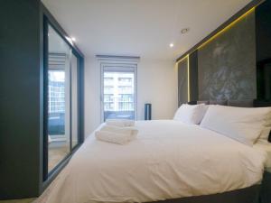 Pass the Keys Luxury 2BR with Balcony Views