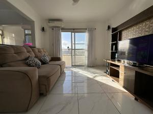 Apto c sacada - 5 min a pé da Praia Tupi!