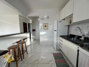 Apto c sacada - 5 min a pé da Praia Tupi!