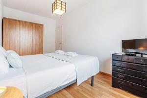 Sunny 3BR for 4 Iconic Terrace Views