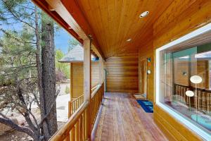 Big Bear White Skies ~ Fantastic cabin with fireplace, game room, mountain view, & hot tub