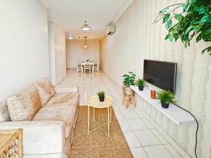 Large 2BR Ambassador 2 Apt Pool, Gym, WiFi