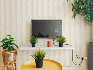 Large 2BR Ambassador 2 Apt Pool, Gym, WiFi