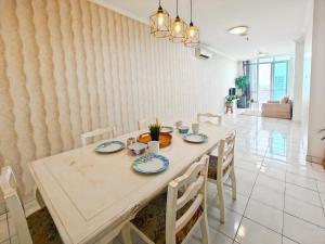 Large 2BR Ambassador 2 Apt Pool, Gym, WiFi