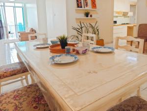 Large 2BR Ambassador 2 Apt Pool, Gym, WiFi