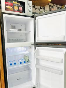 204MSNK Maison Luxe Studio w Big Window & Kitchen