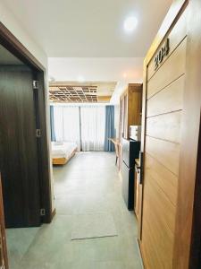 204MSNK Maison Luxe Studio w Big Window & Kitchen