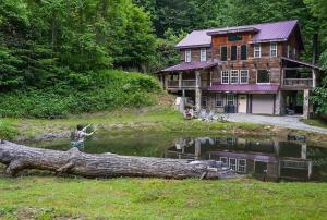 Sleeps 16 Hot Tub Sauna Dogs Welcome Ping Pong