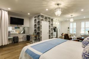 Pet-Friendly Studio 6 Mi to Jupiter Beach Park!