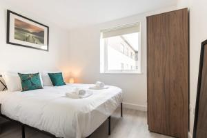 Smart 1 Bedroom Apartment in Bradford with Parking