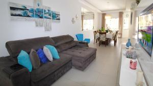 1076 Praia de bombinhas com 3 suítes ótima opção.