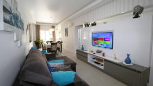 1076 Praia de bombinhas com 3 suítes ótima opção.