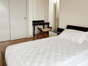 Large & Luxury Menteng Apt 3BR Pool, Gym Wi-Fi