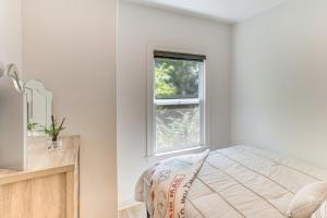 Forest Views and Fire Pit! Cozy Cabin in Crestline