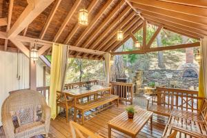 Forest Views and Fire Pit! Cozy Cabin in Crestline