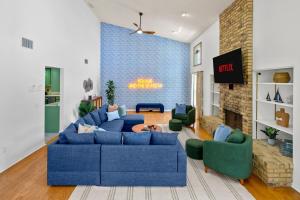 Sleeps 18 - Pool Slide Pickleball & Fire Pit