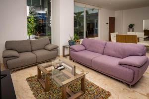 Magnificent 2 blocks from the beach and 5th Ave