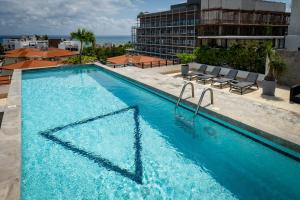 Magnificent 2 blocks from the beach and 5th Ave