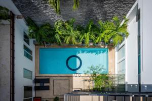 Magnificent 2 blocks from the beach and 5th Ave