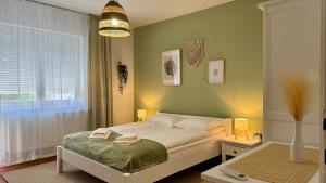 City Center & Free Parking - Rest & Nest Boho Deluxe Apartment