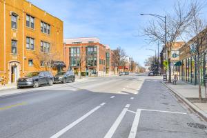 Walk to Blue Line: Sleek Apartment in Bucktown!