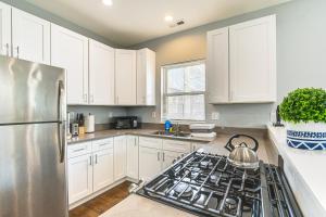 Walk to Blue Line: Sleek Apartment in Bucktown!