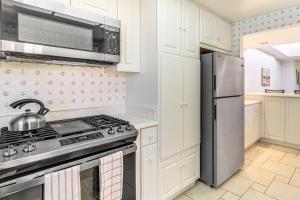 Palm Desert Condo with Community Perks WFH Friendly