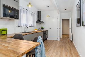 Poble Sec 3BR 2BA Balcony Sleeps 7