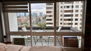 Amplio dpto a pasos del Parque Arauco con Aire Acondicionado