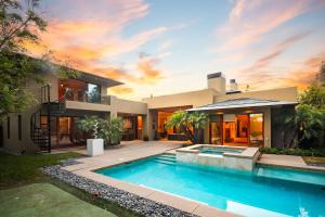 Art-Filled Luxury Escape - Roomy & Refined