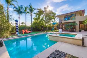 Art-Filled Luxury Escape - Roomy & Refined