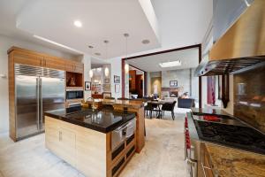 Art-Filled Luxury Escape - Roomy & Refined