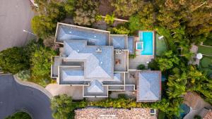 Art-Filled Luxury Escape - Roomy & Refined