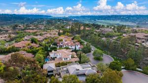 Art-Filled Luxury Escape - Roomy & Refined