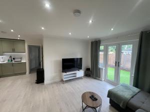 Rose Mews, Newly Refurbed Modern Interior with Garden