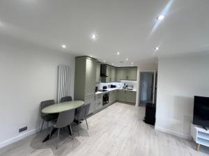 Rose Mews, Newly Refurbed Modern Interior with Garden