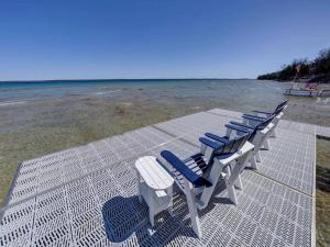 Spectacular Suttons Bay Stay - Game Room Kayaks Pizza Oven & More