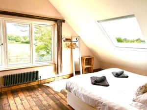 Deer Den timber clad cabin with hot tub, up private lane