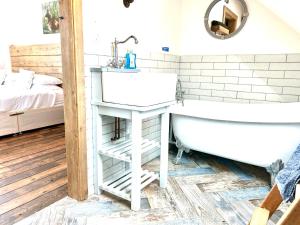 Deer Den timber clad cabin with hot tub, up private lane