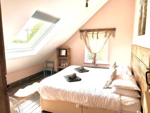 Deer Den timber clad cabin with hot tub, up private lane