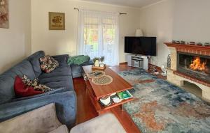 3 Bedroom Amazing Home In Parzensko